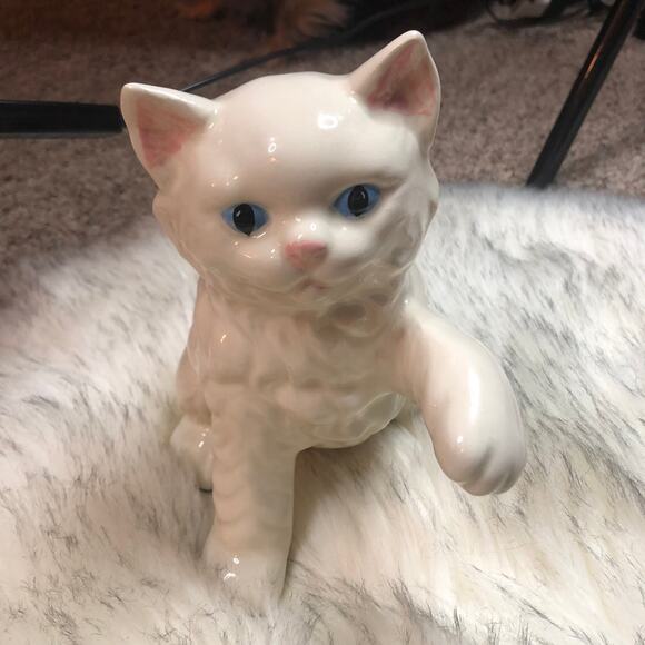 Vintage White Fluffy Ceramic Kitty Cat Blue Eyes Statue Figure - Picture 2 of 12